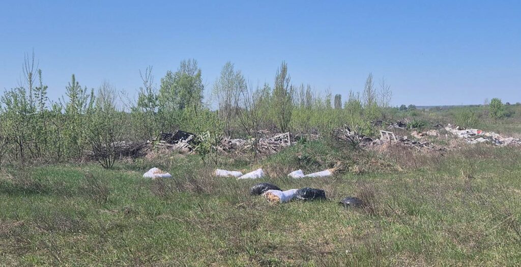 Одна з багатьох куп сміття, які залишилися