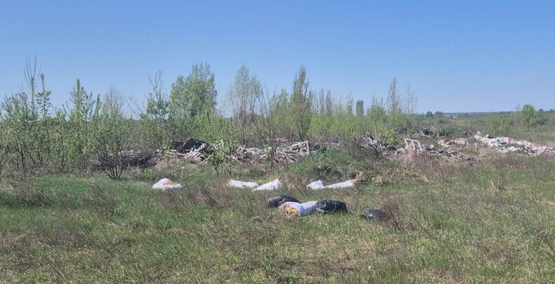 Одна з багатьох куп сміття, які залишилися